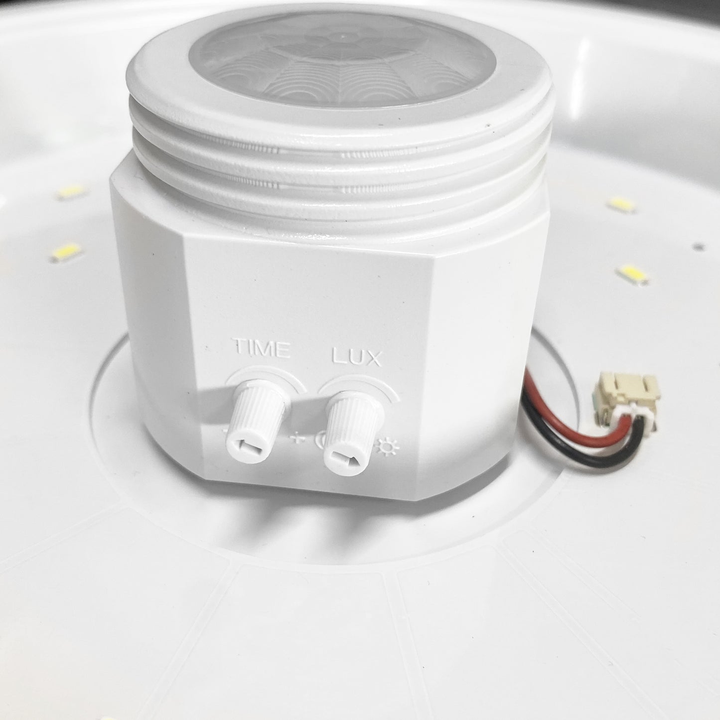 LÂMPADA DE PAREDE LED REDONDA COM SENSOR IP20 EMERGÊNCIA 16W NEUTRO